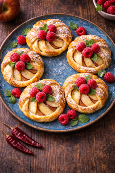 Spicy Apple Wreath Pastries: Cozy!